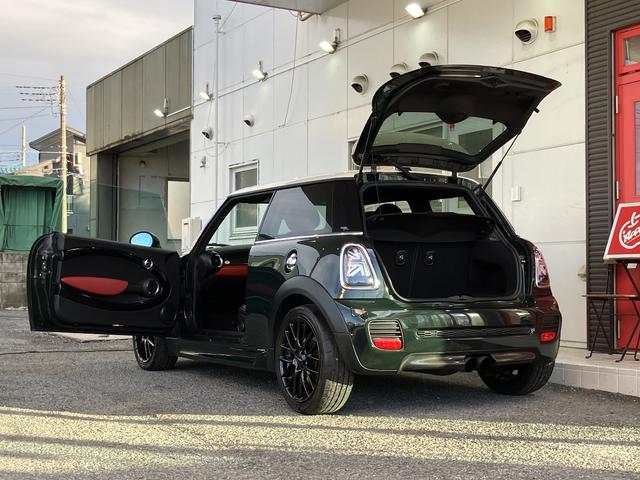 MINI ジョンクーパWワールドチャンピオンシップ50 国内限定10台 6MT R56 限定色コンナットグリーン サイン入りボンネットストライプ レザーシート JCW専用エアロ 専用17インチAW アルカンターラステアリング ETC レーダー探知機(10枚目)