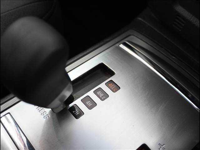 パジェロ ロング　ＧＲ　４ＷＤ　ディーゼルターボ　リアデフロック付　パナソニックナビ　ＴＶ　バックカメラ　前席シートヒーター　７人乗り　スキッドプレート　キーレス　ＥＴＣ　フォグライト　横滑り防止　１７インチアルミ（15枚目）