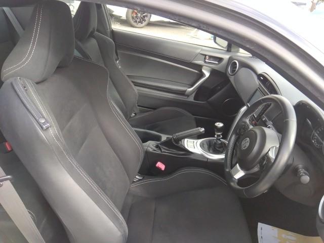 ８６ ＧＴ　キーレス　フルセグ　ナビ＆ＴＶ　１９アルミホイール　エアバッグ　フル装備　安全装備　助手席エアバッグ　サイドエアバッグ　ＥＴＣ　スマートキー　横滑り防止機能　オートクルーズコントロール（10枚目）