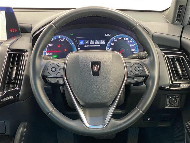 ◆革巻きハンドル◆高級感とハンドグリップの心地よさがドライビングの質を引き立ててくれそうですね♪