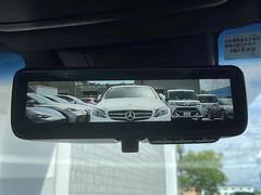 ◆デジタルインナーミラー◆車両後方にカメラを取り付けてインナーミラーに後方映像を表示。後席に同乗者がいても、クルマの後ろを広い範囲で表示します！リセールバリューとしても大事なポイントです！ 2