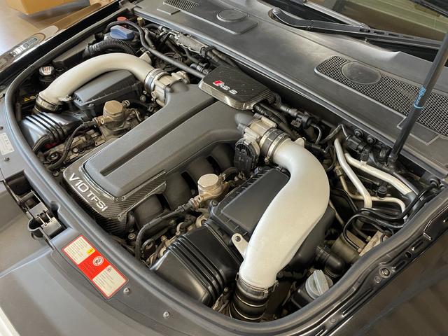 ＲＳ６ ベースグレード　スポーツサスペンションプラス　レーダークルーズコントロール　黒革シート　パワーシート　シートヒーター　ＨＩＤヘッドライト　純正ナビ　フルセグＴＶ　バックカメラ　ＢＯＳＥサウンド（73枚目）