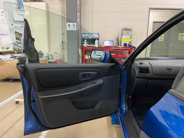 インプレッサ WRX RA STiバージョンVI リミテッド ◇ワンオーナー◇プロドライブ17インチAW◇ルーフベンチレーター◇STIマットフラップ◇STIフロントタワーバー◇APEXiパワーインテーク◇保証書◇取扱説明書◇スペアキー(25枚目)