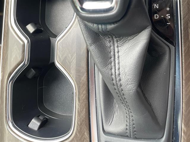 クラウンハイブリッド Ｓ　エレガンススタイルＩＩＩ　後期　純正ワイドナビ　フルセグ　ＤＶＤ　Ｂｌｕｅｔｏｏｔｈ　ドラレコ　バックカメラ　ＥＴＣ　前後コーナーセンサー　レーンアシスト　前席パワーシート　前席シートヒーター　レーダークルーズコントロール（13枚目）