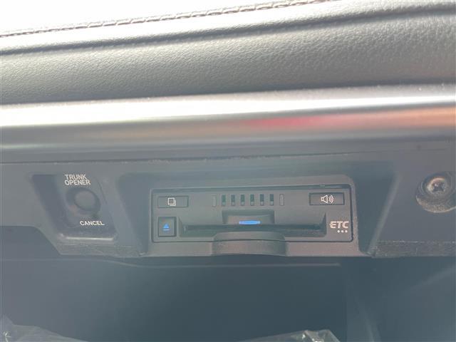 クラウンハイブリッド Ｓ　エレガンススタイルＩＩＩ　後期　純正ワイドナビ　フルセグ　ＤＶＤ　Ｂｌｕｅｔｏｏｔｈ　ドラレコ　バックカメラ　ＥＴＣ　前後コーナーセンサー　レーンアシスト　前席パワーシート　前席シートヒーター　レーダークルーズコントロール（18枚目）