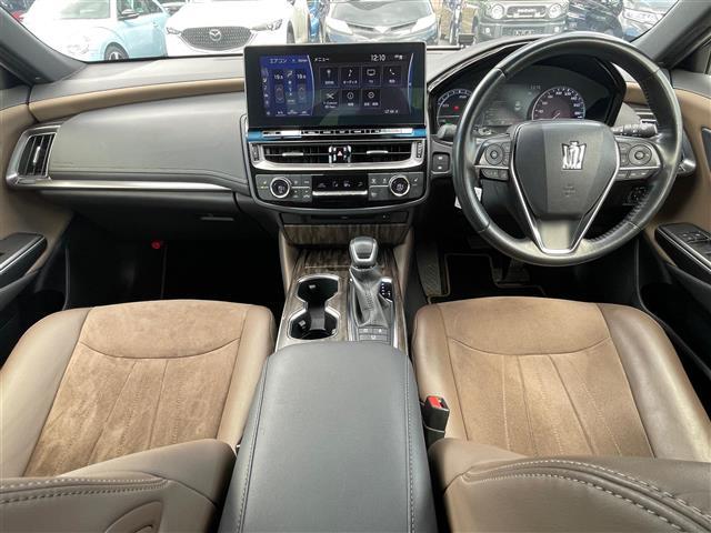 クラウンハイブリッド Ｓ　エレガンススタイルＩＩＩ　後期　純正ワイドナビ　フルセグ　ＤＶＤ　Ｂｌｕｅｔｏｏｔｈ　ドラレコ　バックカメラ　ＥＴＣ　前後コーナーセンサー　レーンアシスト　前席パワーシート　前席シートヒーター　レーダークルーズコントロール（42枚目）