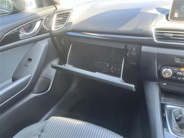 アクセラ 15S 純正ナビ フルセグTV DVD再生 Bluetooth接続 バックカメラ ETC アイドリングストップ 衝突軽減ブレーキ BSM スマートキー プッシュスタート 純正16AW 純正フロアマット(16枚目)