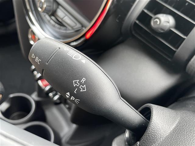 ＭＩＮＩ クーパー　純正メモリナビ　Ｂｌｕｅｔｏｏｔｈ接続　ＥＴＣ　アイドリングストップ　横滑り防止装置　スマートキー　プッシュスタート　純正１５ＡＷ　純正フロアマット　保証書　取扱説明書　スペアキー１本　ミラーカバー（6枚目）
