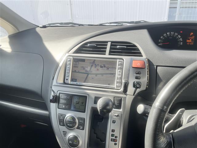 ラクティス Ｇ　ＬパッケージＨＩＤセレクション　純正ナビ　ＤＶＤ再生　ビルトインＥＴＣ　クルーズコントロール　パドルシフト　スマートキー　プッシュスタート　純正ＨＩＤライト　純正フロアマット　社外アルミホイール　取扱説明書　スペアキー１本（2枚目）