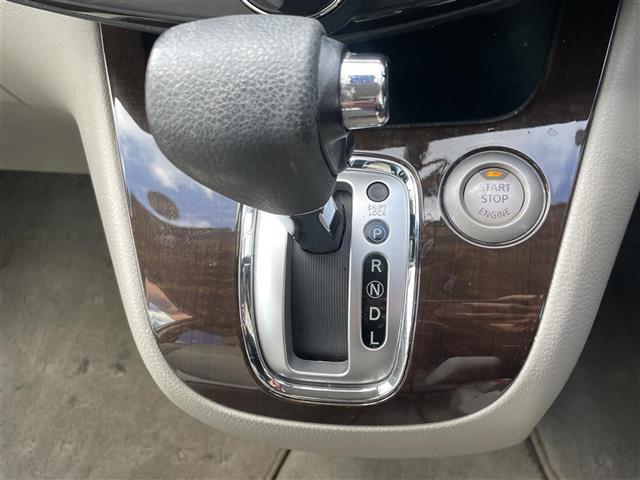 セレナ ２０Ｇ　純正ナビ　ＤＶＤ再生　ＥＴＣ　クルーズコントロール　全方位カメラ　前後コーナーセンサー　両側パワースライドドア　後席モニター　スマートキー　プッシュスタート　純正フロアマット（10枚目）