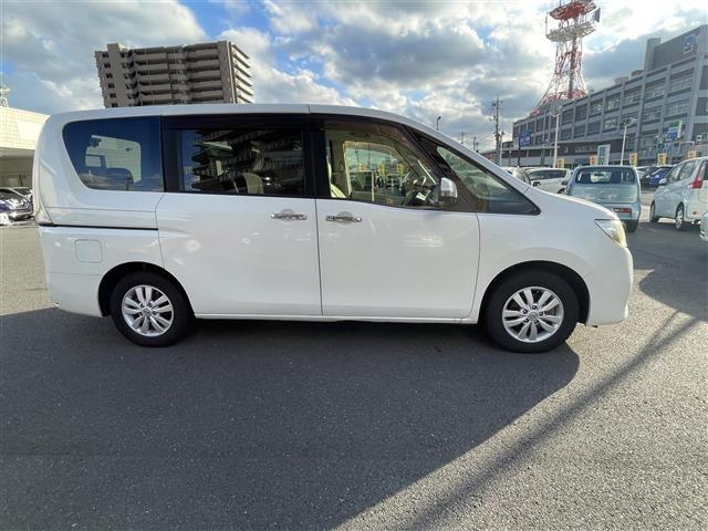 セレナ ２０Ｇ　純正ナビ　ＤＶＤ再生　ＥＴＣ　クルーズコントロール　全方位カメラ　前後コーナーセンサー　両側パワースライドドア　後席モニター　スマートキー　プッシュスタート　純正フロアマット（35枚目）