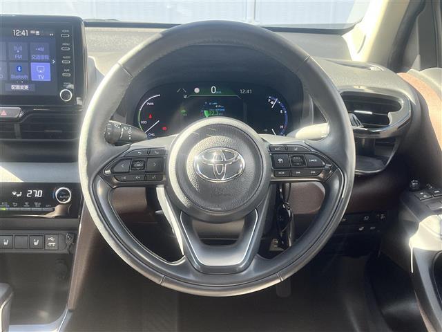 ヤリスクロス ハイブリッドＺ　純正ディスプレイオーディオ　フルセグＴＶ　Ｂｌｕｅｔｏｏｔｈ　全方位カメラ　ビルトインＥＴＣ　前方ドラレコ　レーダークルコン　オートハイビーム　パワーバックドア　前席シートヒーター　運転席パワーシート（6枚目）