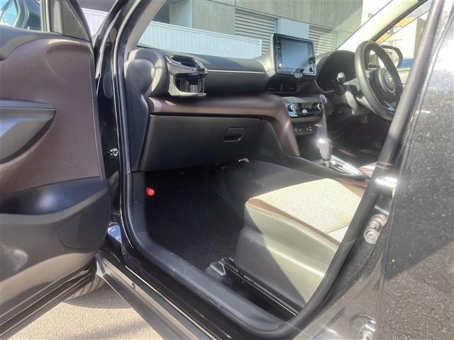 ヤリスクロス ハイブリッドＺ　純正ディスプレイオーディオ　フルセグＴＶ　Ｂｌｕｅｔｏｏｔｈ　全方位カメラ　ビルトインＥＴＣ　前方ドラレコ　レーダークルコン　オートハイビーム　パワーバックドア　前席シートヒーター　運転席パワーシート（26枚目）