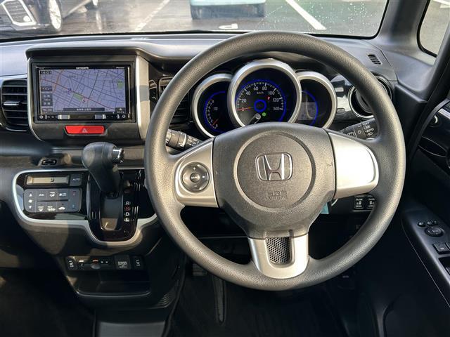 Ｎ－ＢＯＸカスタム Ｇ　ＳＳパッケージ　社外メモリナビ　フルセグ　ＤＶＤ再生　Ｂｌｕｅｔｏｏｔｈ　バックカメラ　ビルトインＥＴＣ　両側パワスラ　アイドリングストップ　シートーヒーター　スマートキ　純正ＨＩＤライト　純正１４ＡＷ（2枚目）