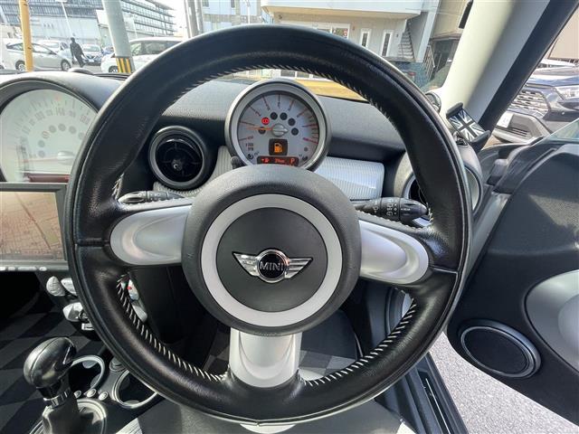 ＭＩＮＩ クーパー　ワンオーナー　社外ＨＤＤナビ　フルセグ　ＥＴＣ　ドラレコ　純正フロアマット　純正アルミホイール　保証書　取扱説明書　プッシュスタート　スマートキー（8枚目）
