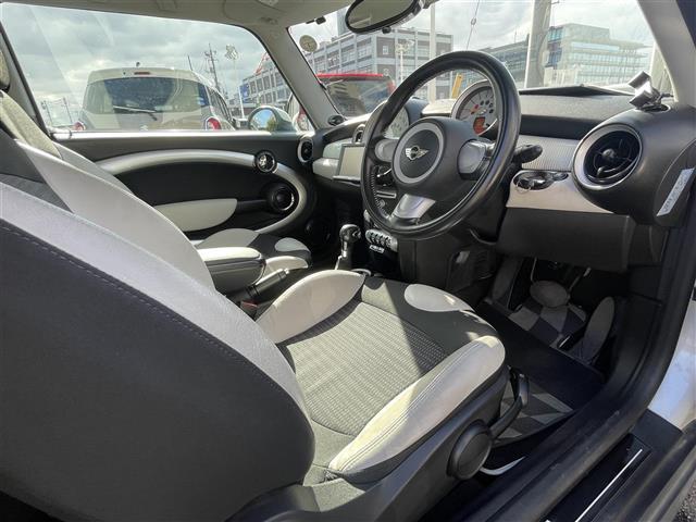 ＭＩＮＩ クーパー　ワンオーナー　社外ＨＤＤナビ　フルセグ　ＥＴＣ　ドラレコ　純正フロアマット　純正アルミホイール　保証書　取扱説明書　プッシュスタート　スマートキー（18枚目）