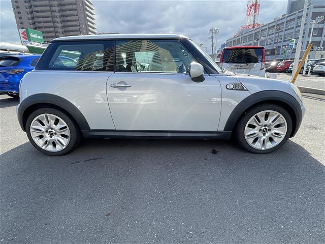 ＭＩＮＩ クーパー　ワンオーナー　社外ＨＤＤナビ　フルセグ　ＥＴＣ　ドラレコ　純正フロアマット　純正アルミホイール　保証書　取扱説明書　プッシュスタート　スマートキー（32枚目）