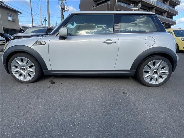 ＭＩＮＩ クーパー　ワンオーナー　社外ＨＤＤナビ　フルセグ　ＥＴＣ　ドラレコ　純正フロアマット　純正アルミホイール　保証書　取扱説明書　プッシュスタート　スマートキー（33枚目）