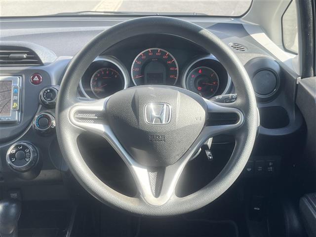 フィット Ｇ　純正メモリナビ　地デジ　バックカメラ　スマートキー　純正フロアマット　取扱説明書　保証書（7枚目）