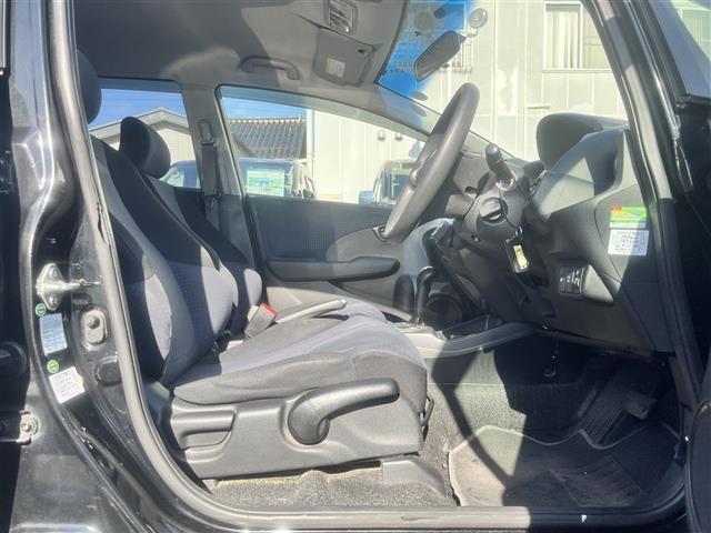 フィット Ｇ　純正メモリナビ　地デジ　バックカメラ　スマートキー　純正フロアマット　取扱説明書　保証書（16枚目）