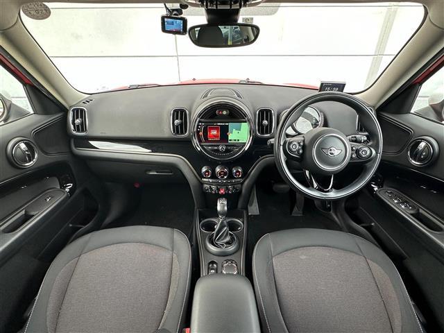 ＭＩＮＩ クーパーＤ　クロスオーバー　禁煙車／純正８．８型ナビ（ＢＴ／ＡＵＸ）／バックカメラ／スマートキー／プッシュスタート／ＥＴＣ／電格ミラー／オートライト／フォグ／バックフォグ／ＬＥＤヘッドライト／レーダークルコン／純正１７インチＡＷ（2枚目）