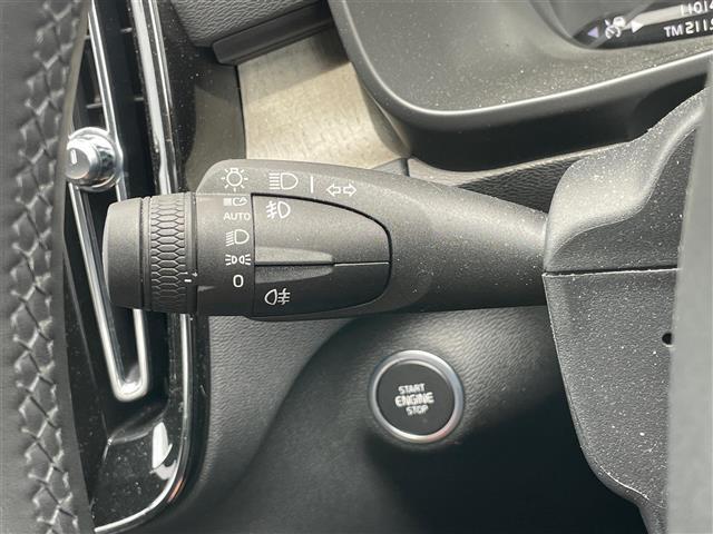 ＸＣ４０ Ｂ４　ＡＷＤ　インスクリプション　インテリセーフ　純正８．７インチナビ　フルセグ　ＨａｒｍａｎＫａｒｄｏｎ　黒本革シート　３６０°ビューカメラ　コーナーセンサー　ルーフレール　４ＷＤ　ブラインドスポットインフォメーションシステム（11枚目）