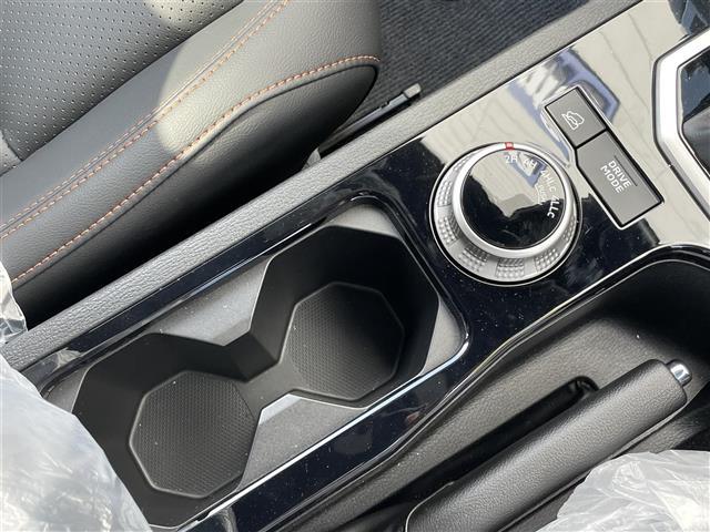 トライトン ＧＳＲ　ｅ－アシスト／前後ソナー／ＢＳＭ　純正９インチナビ　全方位カメラ　ステアリングスイッチ　レザーシート　シートヒーター　ステアリングヒーター　ＬＥＤヘッドライト／オートライト　フォグライト　スマートキー（18枚目）