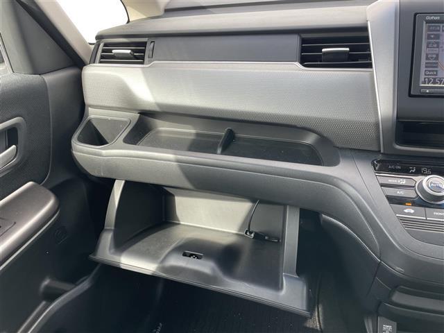 フリード+ G・ホンダセンシング 純正ナビ バックカメラ 両側パワースライドドア ビルトインETC クルーズコントロール 衝突被害軽減ブレーキ レーンキープアシスト 横滑り防止装置 ステアリングスイッチ 電格ミラー ドアバイザー(17枚目)