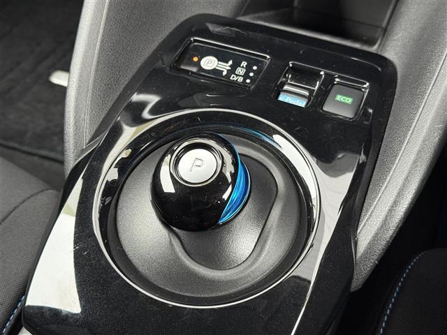 リーフ S 純正ナビ ワンセグTV クルーズコントロール 前席シートヒーター LEDヘッドライト プッシュスタート スマートキー ステアリングスイッチ ステアリングヒーター フォグライト コーナーセンサー(11枚目)