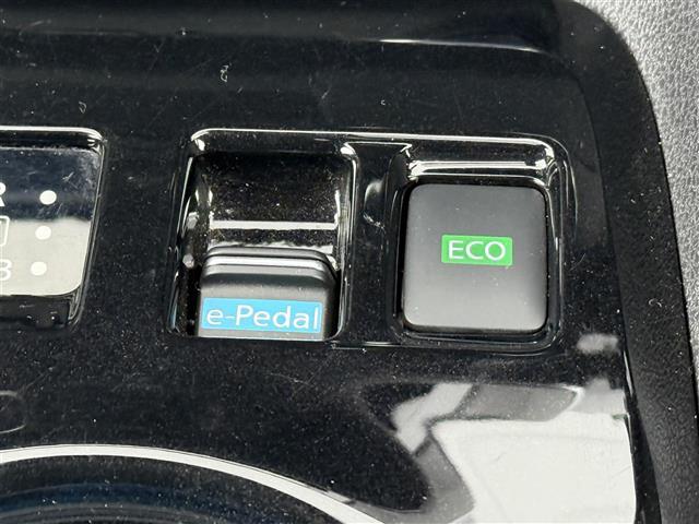 リーフ S 純正ナビ ワンセグTV クルーズコントロール 前席シートヒーター LEDヘッドライト プッシュスタート スマートキー ステアリングスイッチ ステアリングヒーター フォグライト コーナーセンサー(12枚目)