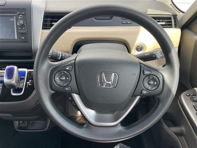 フリードハイブリッド ハイブリッド・Gホンダセンシング ホンダセンシング ディスプレイオーディオ バックカメラ ETC ステアリングスイッチ 両側パワースライドドア LEDヘッドライト オートライト スマートキー プッシュスタート フロアマット(4枚目)