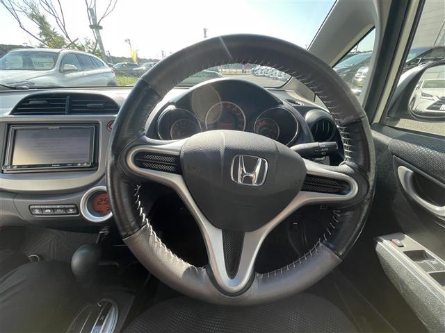 フィット 13G・スマートセレクション ファインスタイル 社外ナビ バックカメラ スマートキー HIDヘッドライト/オートライト 純正フロアマット(5枚目)