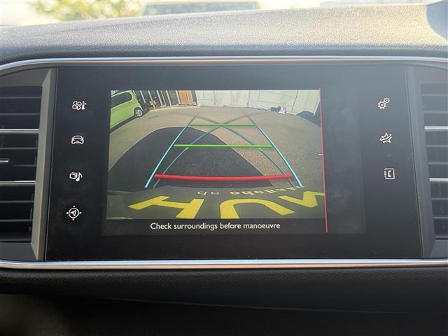 ３０８ ＧＴ　ブルーＨＤｉ　ＢＳＭ／前後ソナー　純正ナビ　バックカメラ　ＥＴＣ　ステアリングスイッチ　ＭＴモード　ＬＥＤヘッドライト　オートライト　スマートキー　プッシュスタート　クルーズコントロール（3枚目）