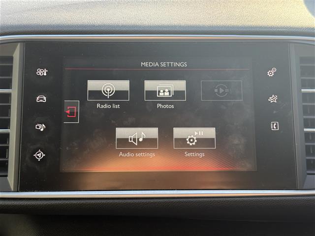 ３０８ ＧＴ　ブルーＨＤｉ　ＢＳＭ／前後ソナー　純正ナビ　バックカメラ　ＥＴＣ　ステアリングスイッチ　ＭＴモード　ＬＥＤヘッドライト　オートライト　スマートキー　プッシュスタート　クルーズコントロール（4枚目）