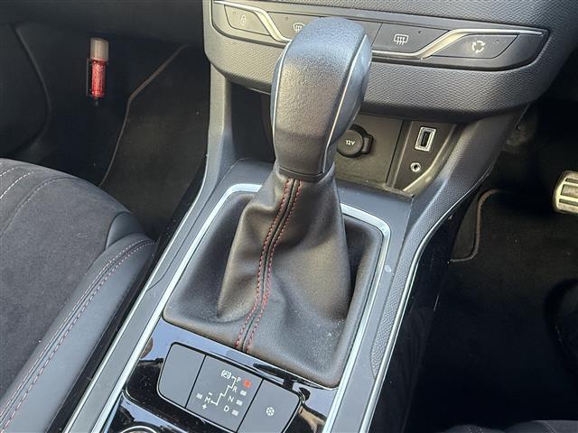 ３０８ ＧＴ　ブルーＨＤｉ　ＢＳＭ／前後ソナー　純正ナビ　バックカメラ　ＥＴＣ　ステアリングスイッチ　ＭＴモード　ＬＥＤヘッドライト　オートライト　スマートキー　プッシュスタート　クルーズコントロール（13枚目）