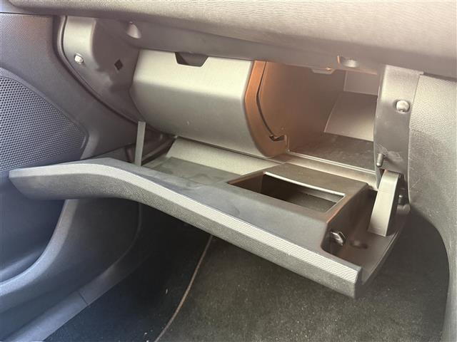 ３０８ ＧＴ　ブルーＨＤｉ　ＢＳＭ／前後ソナー　純正ナビ　バックカメラ　ＥＴＣ　ステアリングスイッチ　ＭＴモード　ＬＥＤヘッドライト　オートライト　スマートキー　プッシュスタート　クルーズコントロール（20枚目）