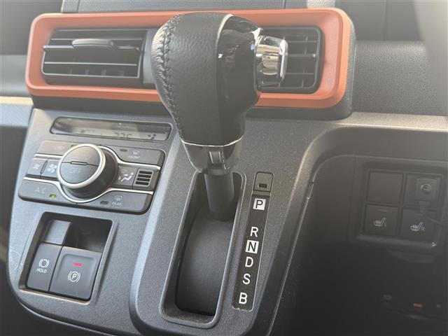 タント ファンクロスターボ　スマートアシスト／前後ソナー　１０インチ純正ナビ　全方位カメラ　ステアリングスイッチ　ＥＴＣ　両側パワスラ　シートヒーター　ルーフレール　ＬＥＤヘッドライト　オートライト　フォグライト　スマートキー（12枚目）