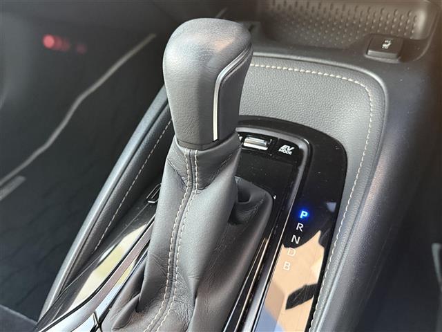 カローラツーリング ハイブリッド　ダブルバイビー　純正ディスプレイオーディオ　バックカメラ　クルーズコントロール　前席シートヒーター　ビルトインＥＴＣ　ハンドルヒーター　ＡＣ１００Ｖ　コーナーセンサー　衝突被害軽減ブレーキ　レーンキープアシスト（11枚目）