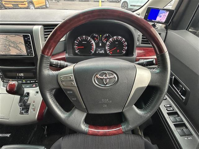 ヴェルファイア ２．４Ｚ　両側パワースライドドア　フリップダウンモニター　純正７インチＨＤＤナビ　ワンセグＴＶ　ＥＴＣ　オットマンシート　社外１７インチアルミホイール　プッシュスタート　スマートキー（5枚目）