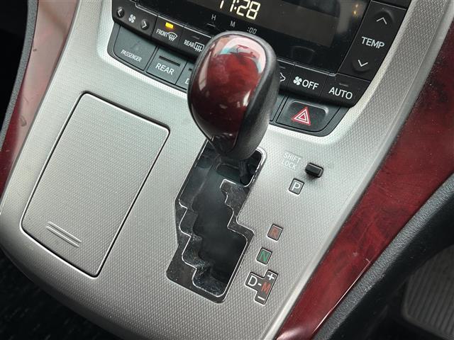 ヴェルファイア ２．４Ｚ　両側パワースライドドア　フリップダウンモニター　純正７インチＨＤＤナビ　ワンセグＴＶ　ＥＴＣ　オットマンシート　社外１７インチアルミホイール　プッシュスタート　スマートキー（10枚目）