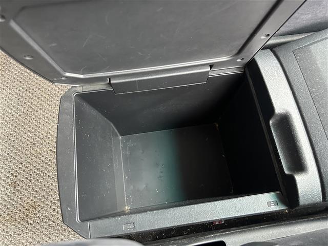 ヴェルファイア ２．４Ｚ　両側パワースライドドア　フリップダウンモニター　純正７インチＨＤＤナビ　ワンセグＴＶ　ＥＴＣ　オットマンシート　社外１７インチアルミホイール　プッシュスタート　スマートキー（16枚目）