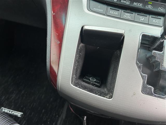 ヴェルファイア ２．４Ｚ　両側パワースライドドア　フリップダウンモニター　純正７インチＨＤＤナビ　ワンセグＴＶ　ＥＴＣ　オットマンシート　社外１７インチアルミホイール　プッシュスタート　スマートキー（17枚目）