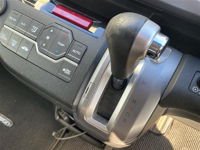 ステップワゴンスパーダ Ｚ　クールスピリット　純正ナビ　バックカメラ　ＥＴＣ　両側パワースライド　パドルシフト　フリップダウンモニター（11枚目）