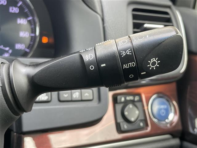 クラウンハイブリッド ロイヤルサルーン　純正ＨＤＤナビ　ＣＤ　ＤＶＤ　ＨＤＤ　Ｂｌｕｅｔｏｏｔｈ　フルセグＴＶ　バックカメラ　ビルトインＥＴＣ　純正アルミホイール　Ｄ／Ｎ席パワーシート　キセノンヘッドライト　オートライト　スマートキー（11枚目）