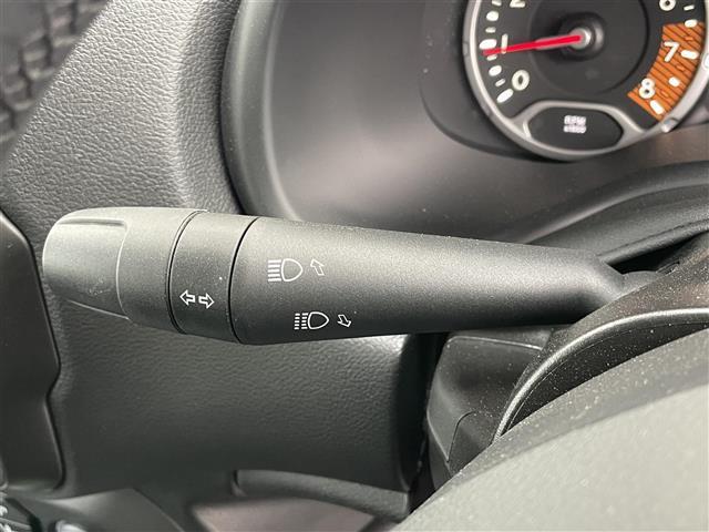 ジープ・レネゲード ロンジチュード　ＢＳＭ／後ソナー　純正ディスプレイオーディオ　バックカメラ　ＥＴＣ　ステアリングスイッチ　電動パーキングブレーキ　フォグライト／バックフォグ　スマートキー　プッシュスタート　純正フロアマット（8枚目）