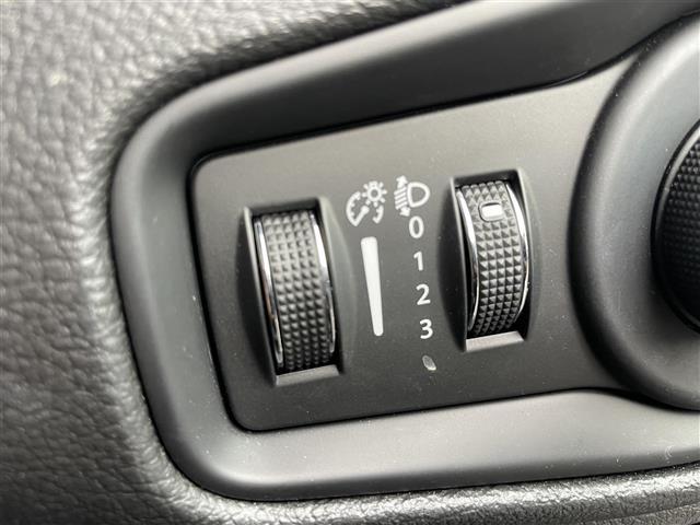 ジープ・レネゲード ロンジチュード　ＢＳＭ／後ソナー　純正ディスプレイオーディオ　バックカメラ　ＥＴＣ　ステアリングスイッチ　電動パーキングブレーキ　フォグライト／バックフォグ　スマートキー　プッシュスタート　純正フロアマット（14枚目）