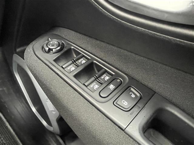 ジープ・レネゲード ロンジチュード　ＢＳＭ／後ソナー　純正ディスプレイオーディオ　バックカメラ　ＥＴＣ　ステアリングスイッチ　電動パーキングブレーキ　フォグライト／バックフォグ　スマートキー　プッシュスタート　純正フロアマット（21枚目）