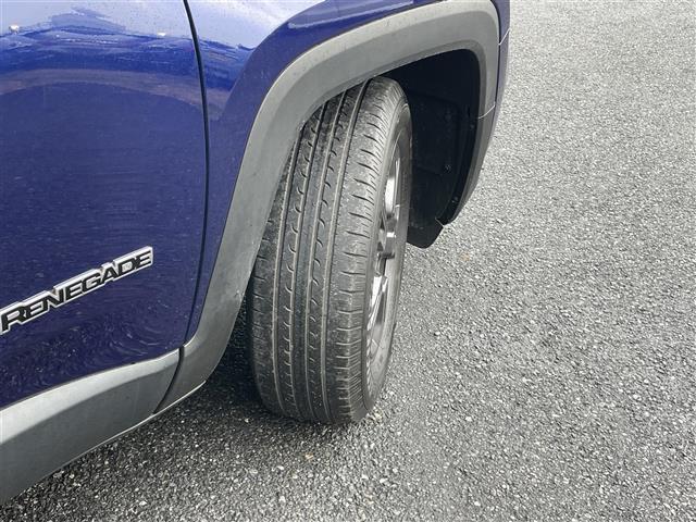 ジープ・レネゲード ロンジチュード　ＢＳＭ／後ソナー　純正ディスプレイオーディオ　バックカメラ　ＥＴＣ　ステアリングスイッチ　電動パーキングブレーキ　フォグライト／バックフォグ　スマートキー　プッシュスタート　純正フロアマット（39枚目）