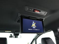 後席モニター装備：セカンドシート・サードシートにご乗車の方は、ドライブ中も天井部についているモニターでＴＶ・ＤＶＤ等をお楽しみ下さい♪♪使用しない時は、画面を天井部分に格納できます！ 6