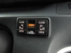 両側電動のスライドドアで楽々スムース！運転席からも開閉の操作もできます♪キーのスイッチひとつで自動開閉できる便利な機能もついてます♪ 5